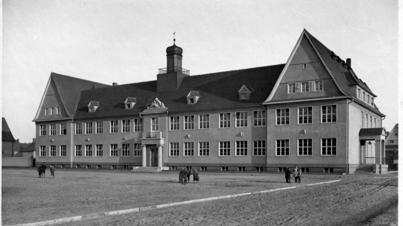 So sah die schönste Schule Schlesiens bei ihrer Fertigstellung im Jahr 1923 aus. Gut zu erkennen ist der Balkon über dem Vordereingang.