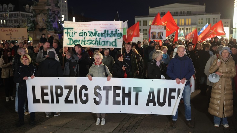 Etwa 1.500 Menschen sind unter dem Motto "Leipzig steht auf" über den Leipziger Stadtring gelaufen.