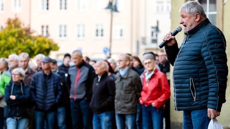 Für seine Teilnahme an den Montagsprotesten in Neustadt bekam der Bürgermeister nicht nur Zustimmung, sondern erntete auch Kritik.