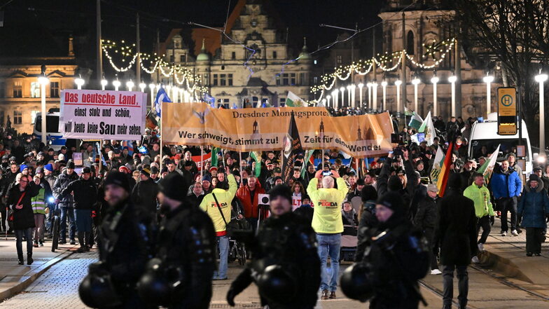 Pegida-Anhänger laufen am Montagabend durch Dresden.