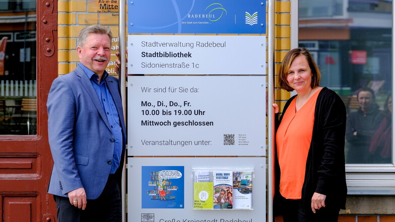 Stadtbibliotheksleiterin Katharina Schmidt und OB Bert Wendsche präsentieren die neue Informationstafel.