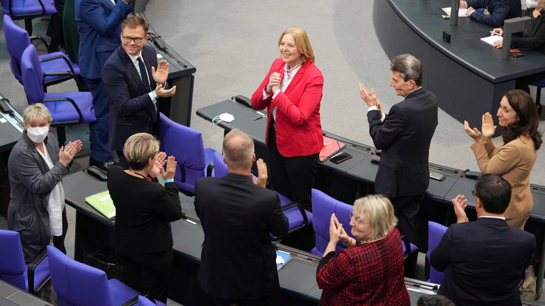 Bärbel Bas (SPD, Mitte oben) freut sich über ihre Wahl zur Bundestagspräsidentin bei der konstituierenden Sitzung des neuen Bundestags.