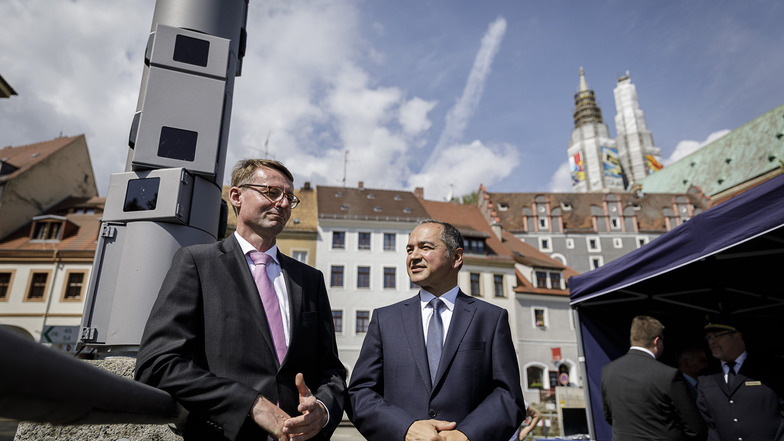 Innenminister Roland Wöller (links) und der Görlitzer Oberbürgermeister Octavian Ursu waren beim Start der Videoüberwachung an der Altstadtbrücke dabei.