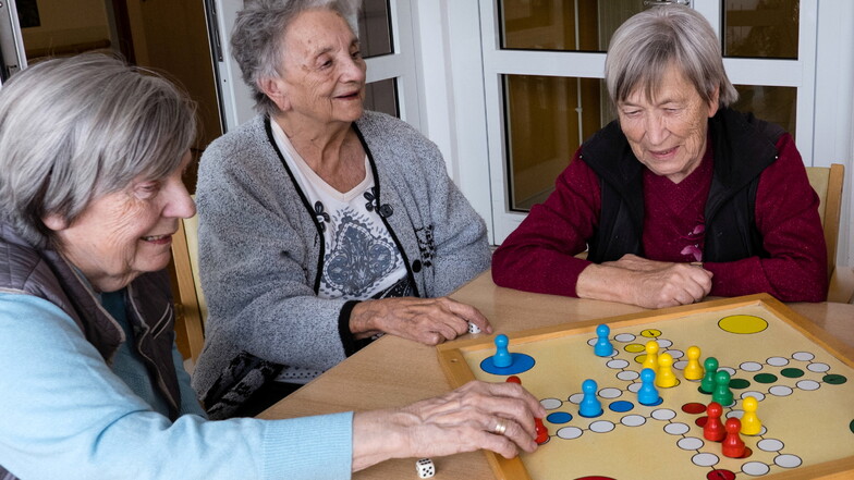 Bewohner des DRK-Altenpflegeheimes "Dr. Dorothea Christiane Erxleben" in Görlitz. Anita Heise, Edith Winkler und Waltraud Weigelt (von links) spielen "Mensch-ärgere-dich-nicht".
