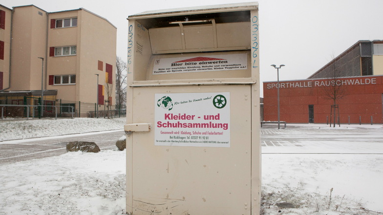 Ein Altkleidercontainer der Firma Profittex steht jetzt vor der Sporthalle Rauschwalde in Görlitz.