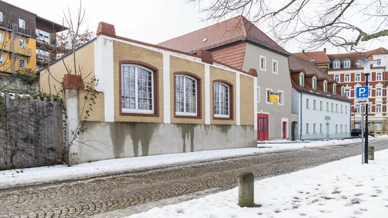 Das Grundstück Elbstraße 7a soll versteigert werden. Dazu gehören der ehemalige Speicher (rote Türen) und der Pavillon (links im Vordergrund). Beide Gebäude stehen leer.
