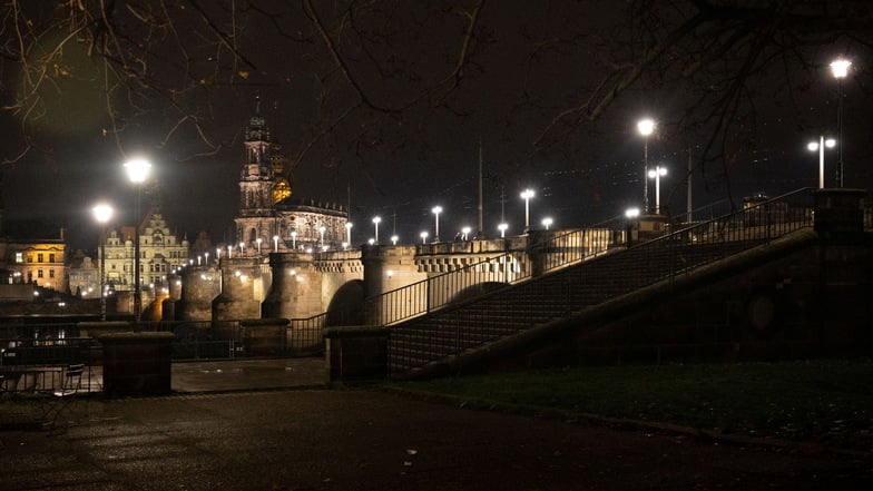 Die Augustusbrücke wird seit Ende 2023 nachts vor der Altstadtsilhouette wesentlich besser in Szene gesetzt. Dafür sorgen 60 LED-Strahler, die die Sandsteinfassaden dezent beleuchten. Nach Abschluss der Sanierung wurden noch die letzten Feinanpassungen an