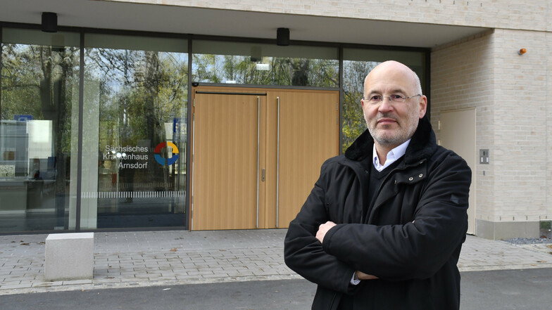 Der Verwaltungsleiter des Landeskrankenhauses Arnsdorf, Matthias Grimm, vor dem Neubau. 23 Millionen Euro hat der Freistaat investiert.