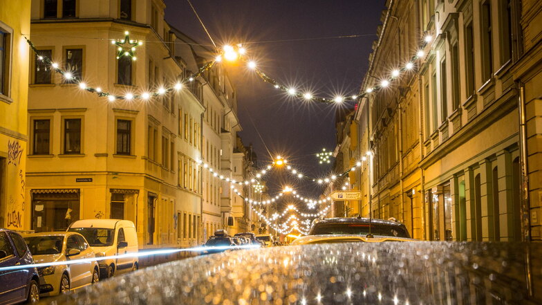 So wird die Prießnitzstraße in der Dresdner Neustadt bald wieder aussehen. Seit Montag werden wieder Weihnachtslichter über die Straßen gespannt.