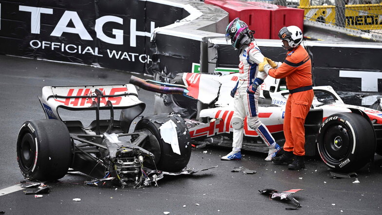 Beim Unfall von Mick Schumacher ist dessen Auto in zwei Teile auseinandergebrochen. Doch offenbar hat er den Crash ohne Blessuren überstanden.