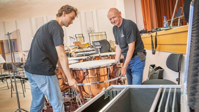 Der Technische Leiter der Elblandphilharmonie Jens Nünchert (r.) und Bufdi Linus Müller sind fürs Verstauen der Instrumente zuständig - auch, wenn es an Spielorte wie die Sachsenarena geht.