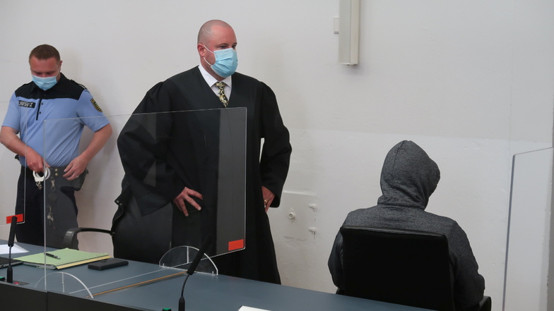 Thomas O. schweigt nach wie vor in seinem Prozess am Landgericht Dresden. Jetzt hat eine Kommissarin aus Münster über seine Verbindungen zu dem erst am Dienstag verurteilten Adrian V. ausgesagt.