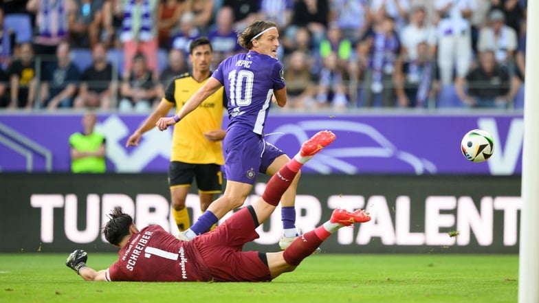 Sechs Minuten sind gespielt, als Mirnes Pepic für Erzgebirge Aue zum 1:0 trifft. Rund um ihn herum ist kein Verteidiger der Dresdner zu finden.