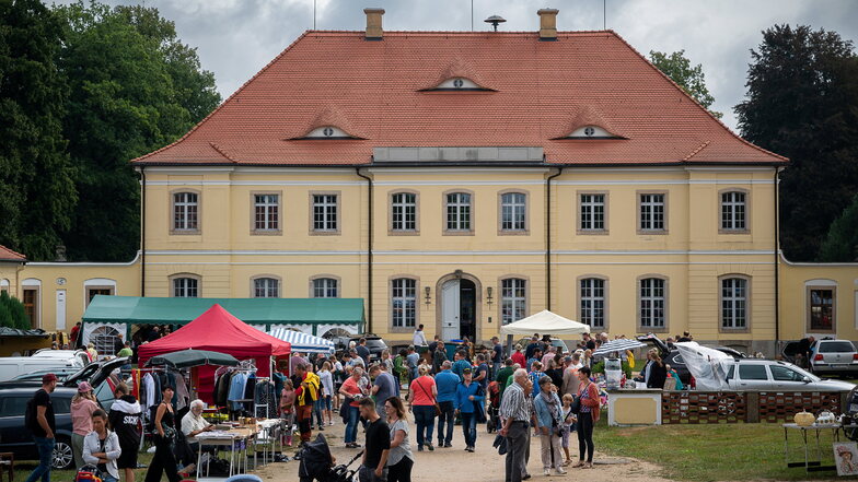 Der Trödelmarkt rund um das Barockschloss in Königshain zieht immer viel Besucher an. Das Foto entstand im August des vergangenen Jahres.