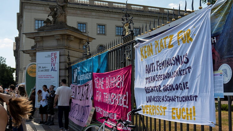 Bei einer Demonstration gegen den Vortrag der Biologin Vollbrecht hängen vor dem Hauptgebäude der Humboldt-Uni Transparente mit drastischer Kritik.