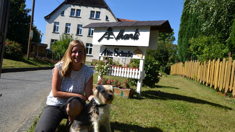 Claudia Gebhardt ist Leiterin der Alkanti-Einrichtung in Ebersbach. Mischlingshund Jimmy ist immer mit dabei.