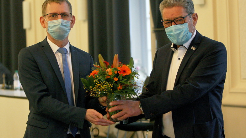 Blümchen für den Sieger: Pirnas OB Klaus-Peter Hanke (r.) gratuliert Markus Dreßler zur Wahl zum neuen Beigeordneten.