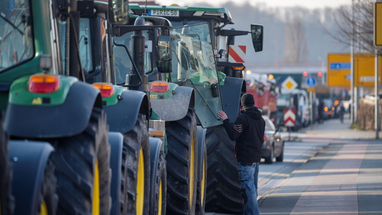 Auch am Mittwochmorgen rollen wieder Traktorenkorsos durch Teile des Landkreises SOE. Die Landwirte steuern eine Großkundgebung in Dresden an.