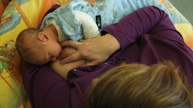 Krankenhaus Friedrichstadt, Brustschwester, Mutter mit Baby
Annett Seidel stillt ihren kleinen Vico. Er ist ihr zweites Kind und wurde am Montag geboren. "Ich will ihn möglichst lange stillen. Die Schwestern haben mir am Anfang dabei sehr geholfen", sagt 