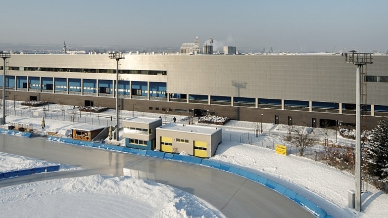 Die Eisbahn an der EnergieVerbund Arena in Dresden.