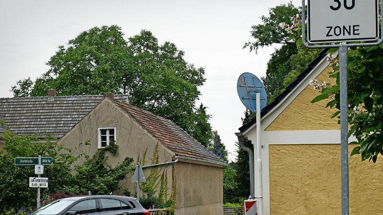 Das Rot der 30er-Zone-Schilder in der Jämlitzer Straße in Kromlau ist längst verblasst. Dadurch, und weil sie zu hoch hängen, werden die Schilder übersehen und es wird gerast.