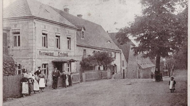 Adolf Müller führte einst den Gasthof in Pesterwitz. Das Foto ist vermutlich in den 1890er-Jahren entstanden und ist auch als Postkartenansicht bekannt.  Repro: privat