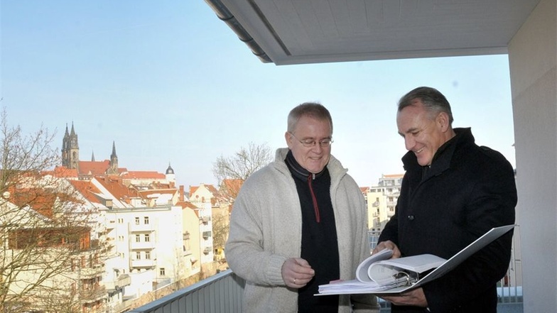 Vom Balkon ganz oben im Gebäude hätten Peter Fürll (l.) und Roland Schmitt gute Sicht in die Innenstadt.
