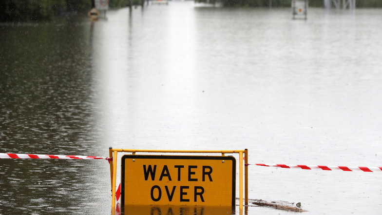 Tagelanger Starkregen hat im Osten Australiens die schlimmsten Überschwemmungen seit Jahrzehnten und die Evakuierung ganzer Ortschaften ausgelöst.