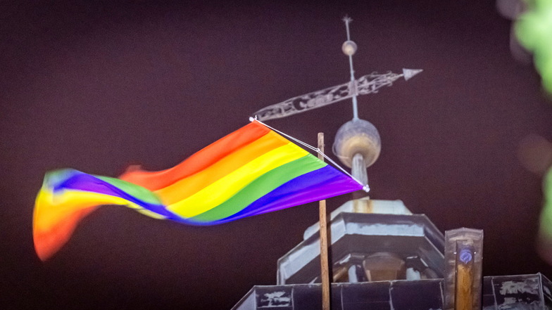 Pirna: Jetzt weht die Regenbogenfahne vom Kirchturm St. Marien