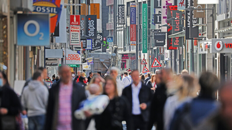 Zahlreiche Menschen gehen in Köln über die Einkaufsstraße Hohe Straße, auf der wieder etliche Geschäfte geöffnet haben. Bund und Länder hatten sich darauf verständigt, Geschäften bis zu 800 Quadratmetern Verkaufsfläche die Öffnung zu erlauben.