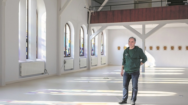 Kirchenrat und Bausachverständiger Lars-Klemens Steinmann steht in dem renovierten und noch leeren Kirchenraum der Katholischen Kirchgemeinde in Freital.
