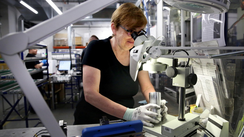 Bei der Firma Skeleton in Großröhrsdorf werden bisher Superkondensatoren hergestellt. Das Foto zeigt Elke Höppner bei der Qualitätskontrolle. Künftig kommt eine neue Superbatterie hinzu.