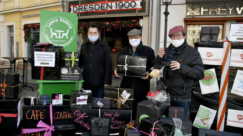 Schwarze Geschenke nahmen die Bundestagsabgeordneten Torsten Herbst (FDP), Arnold Vaatz (CDU) und Andreas Lämmel (CDU) auf dem Dresdner Neumarkt entgegen.
