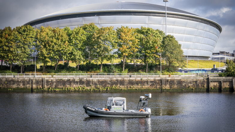 Ein Patrouillenboot der Polizei auf dem Fluss Clyde in der Nähe des Veranstaltungsortes der UN-Klimakonferenz 2021.
