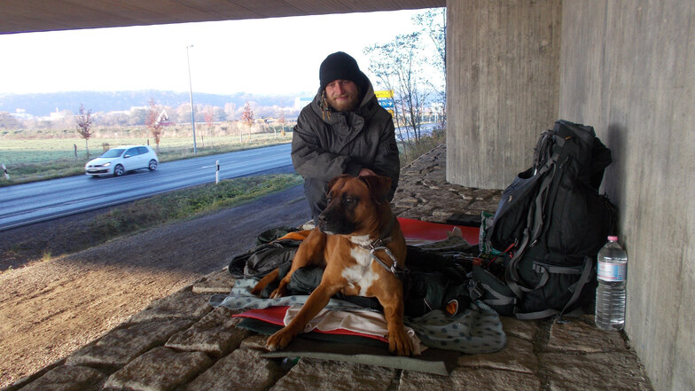 Filip Vimr aus Tschechien ist obdachlos. Mit seinem Hund Paco zieht er durch Deutschland und Europa. So kam er auch nach Pirna.