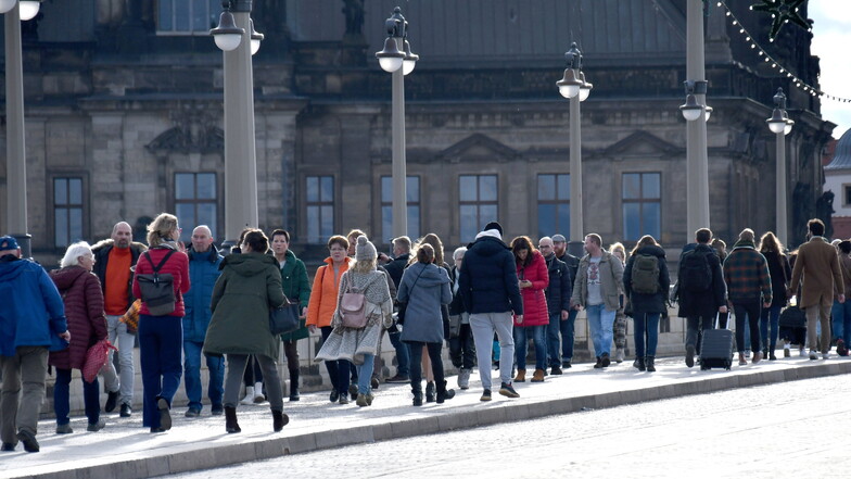 Die frühlingshaften Temperaturen am Silvestertag nutzten viele Dresdner zum Spazierengehen.