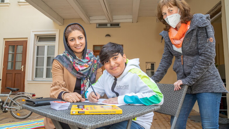 Sofia Abdullahi, Jawad Abdullahi und Heike Gelke (von links) in der Görlitzer Lebensschule.