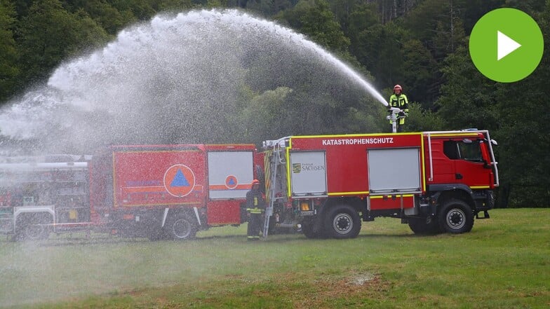 Technikschau im Kirnitzschtal: 15 spezielle Waldbrandlöschfahrzeuge schafft Sachsen an.