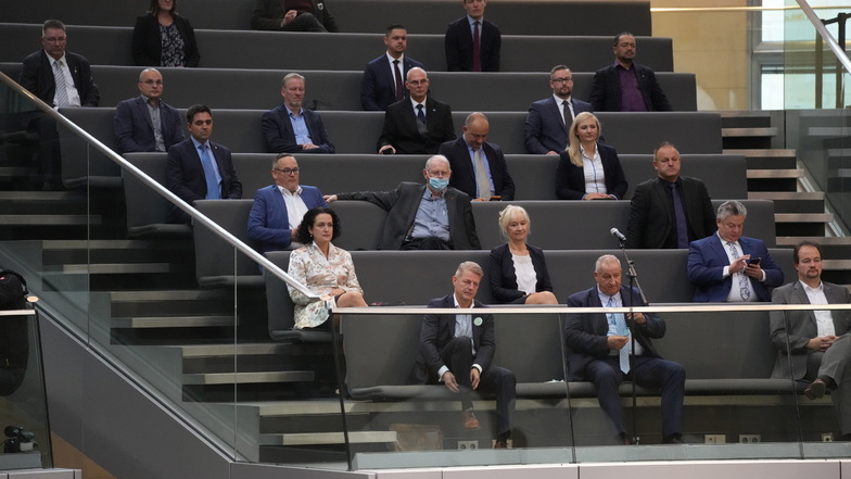 Bei der konstituierenden Sitzung des Bundestages waren mehrere  AfD-Abgeordnete weder geimpft, genesen oder getestet und nahmen statt im Plenum auf der Tribüne Platz.