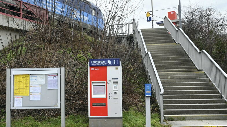 Neben dem Treppenaufgang zum Nünchritzer Bahnhaltepunkt steht der Fahrkartenautomat, der wieder mal für Schlagzeilen sorgt.