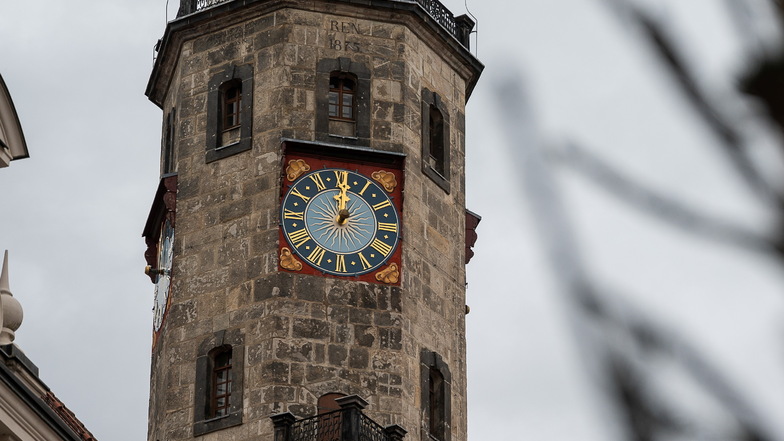 Die defekte Uhr am Rathausturm in Görlitz soll bis zum Monatsende wieder laufen.