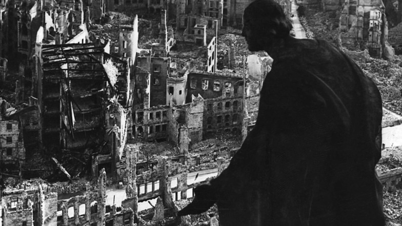 Eines der eindrucksvollsten und wohl bekanntesten Bilder Walter Hahns: die Trümmerwüste Dresden im Jahr 1945 vom Rathausturm aus.