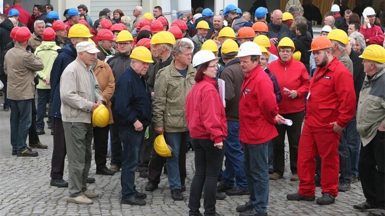 Blaue, weiße, rote und gelbe Helme - jede Besuchergruppe war so gut auseinander zu halten.