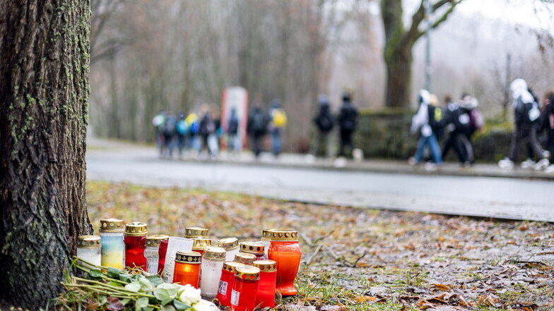 Menschen haben Kerzen und Blumen am Heilsberger Park zum Andenken an den Toten niedergelegt.