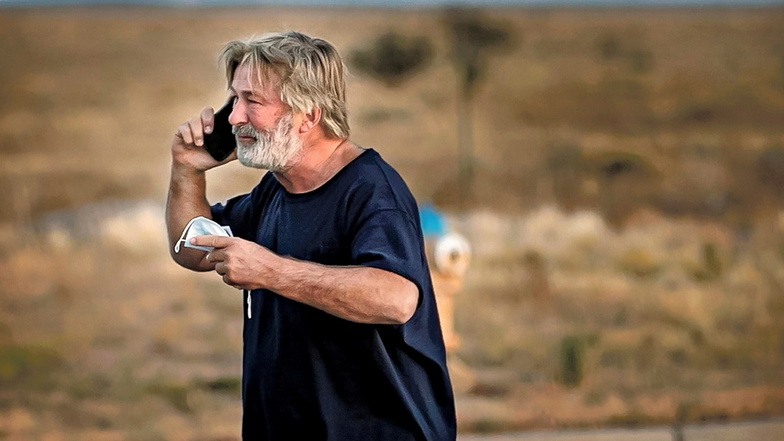 Alec Baldwin telefoniert auf dem Parkplatz vor dem Santa Fe County Sheriff's Office, nachdem er zu dem Vorfall am Set des Films «Rust»befragt wurde.