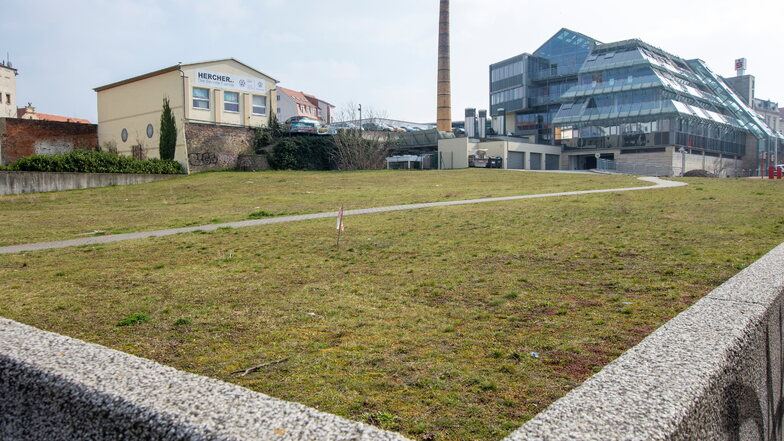 Auf dieser Fläche hinter dem Sparkassengebäude (r.) soll in den kommenden zwei Jahren ebenfalls noch ein Spielplatz gebaut werden.