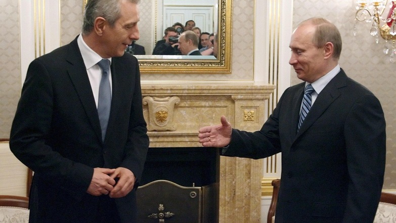 Der russische Präsident Wladimir Putin – hier im April 2009 beim Moskau-Besuch des damaligen sächsischen Ministerpräsidenten Stanislaw Tillich (l.) – stößt im Osten Deutschland oft auf Verständnis und Sympathie.