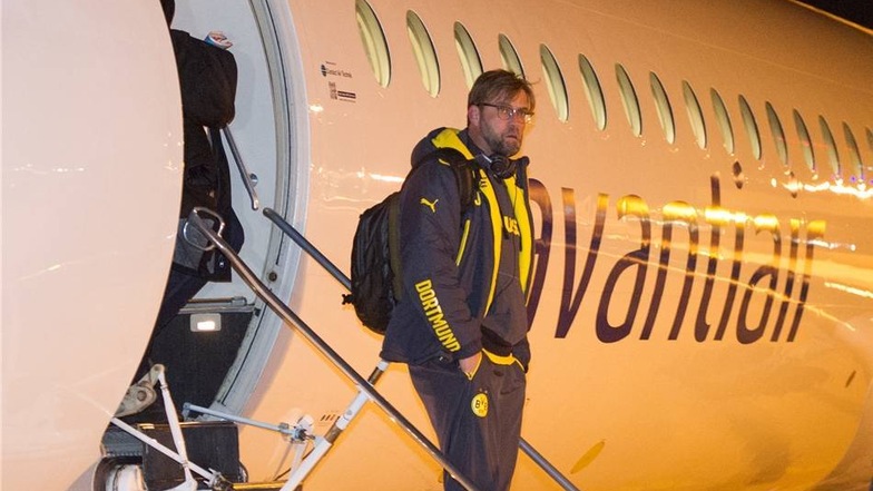 Der Trainer von Borussia Dortmund Jürgen Klopp nach steigt nach der Ankunft der Mannschaft am Flughafen Dresden am Montagabend  aus dem Flugzeug.