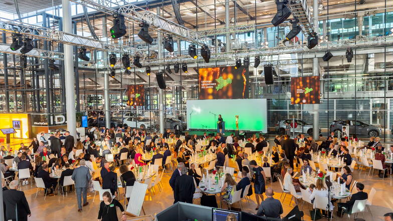 Die "Unternehmer des Jahres" werden in der Gläsernen Manufaktur von VW in Dresden bei einem Festakt gefeiert.