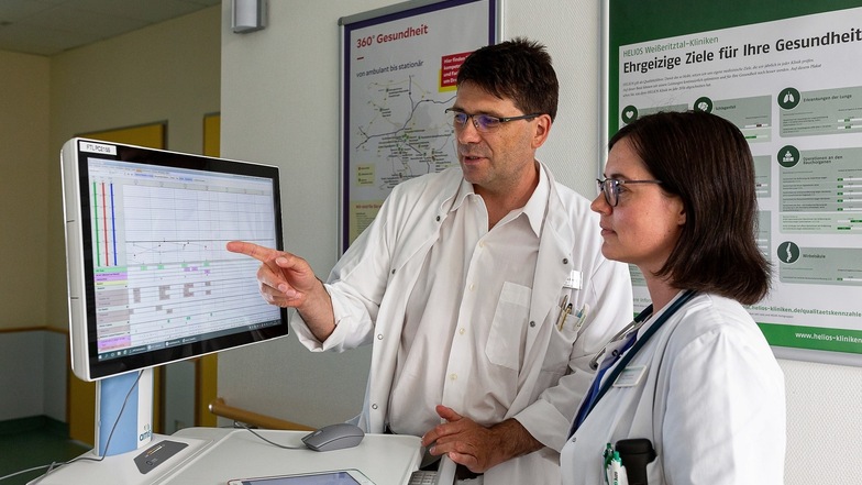 Chefarzt Dr. Markus Schütz und Sonja Scholz in der Dippoldiswalder Klinik: Sie kommen zur Visite nicht mehr mit einem Papierstapel unterm Arm.